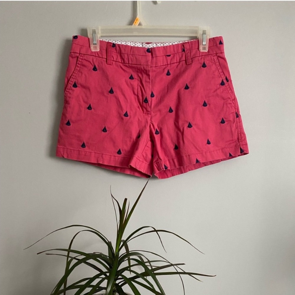 Mid-rise sailboat patterned shorts